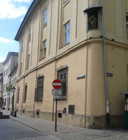 Widok na kamienicę rezydencjonalną przy ul. Siennej 5 oraz powiązane z nią kamienice przy ul. Stolarskiej 1 i 3 w Krakowie.